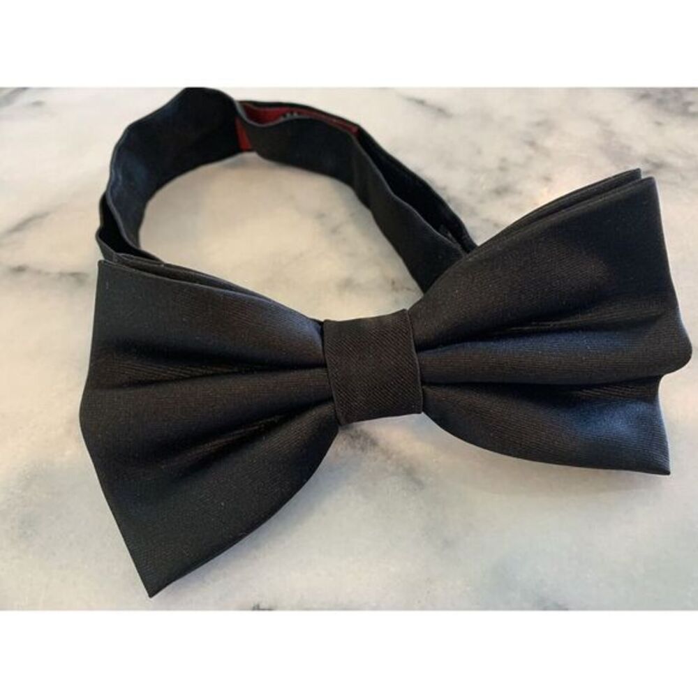 Brand Q Solid Black Adjustable Pretied Bowtie‎ Bow Tie